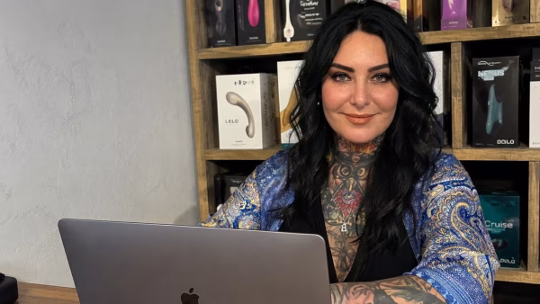 Van schrijfster naar seksshop medewerkster