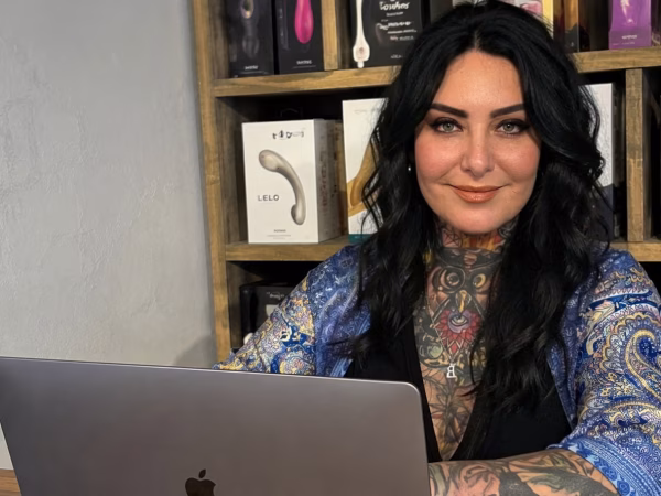 Van schrijfster naar seksshop medewerkster